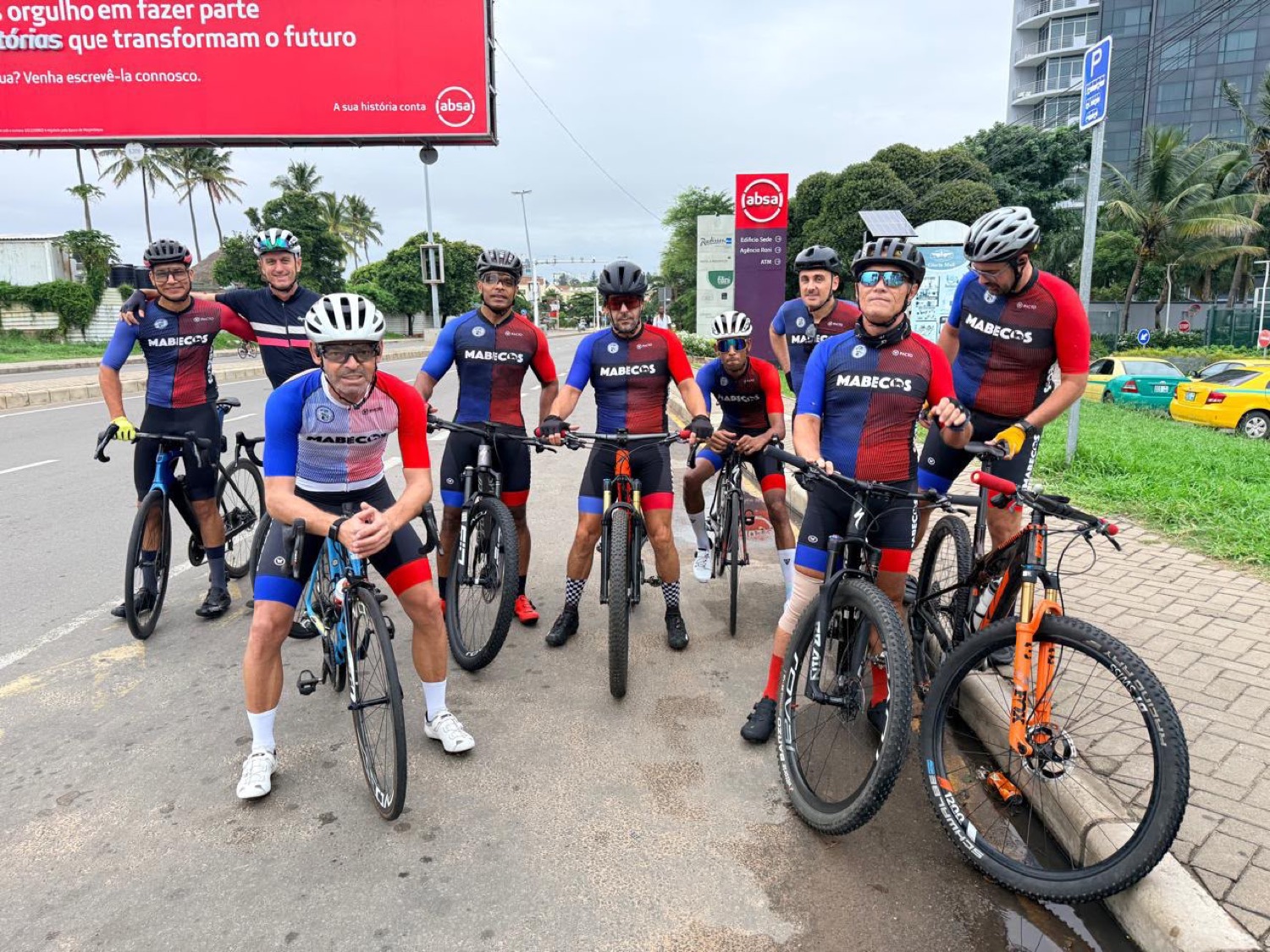 Equipa Mabecos com as bicicletas numa rua de Maputo