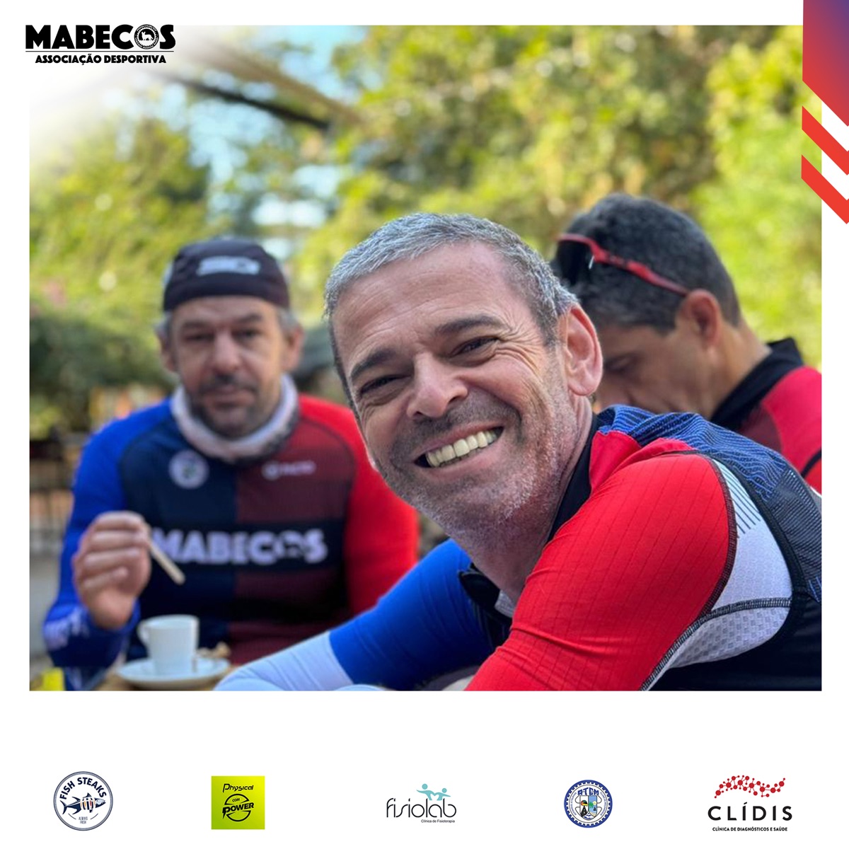 Membros do clube ao café depois do treino