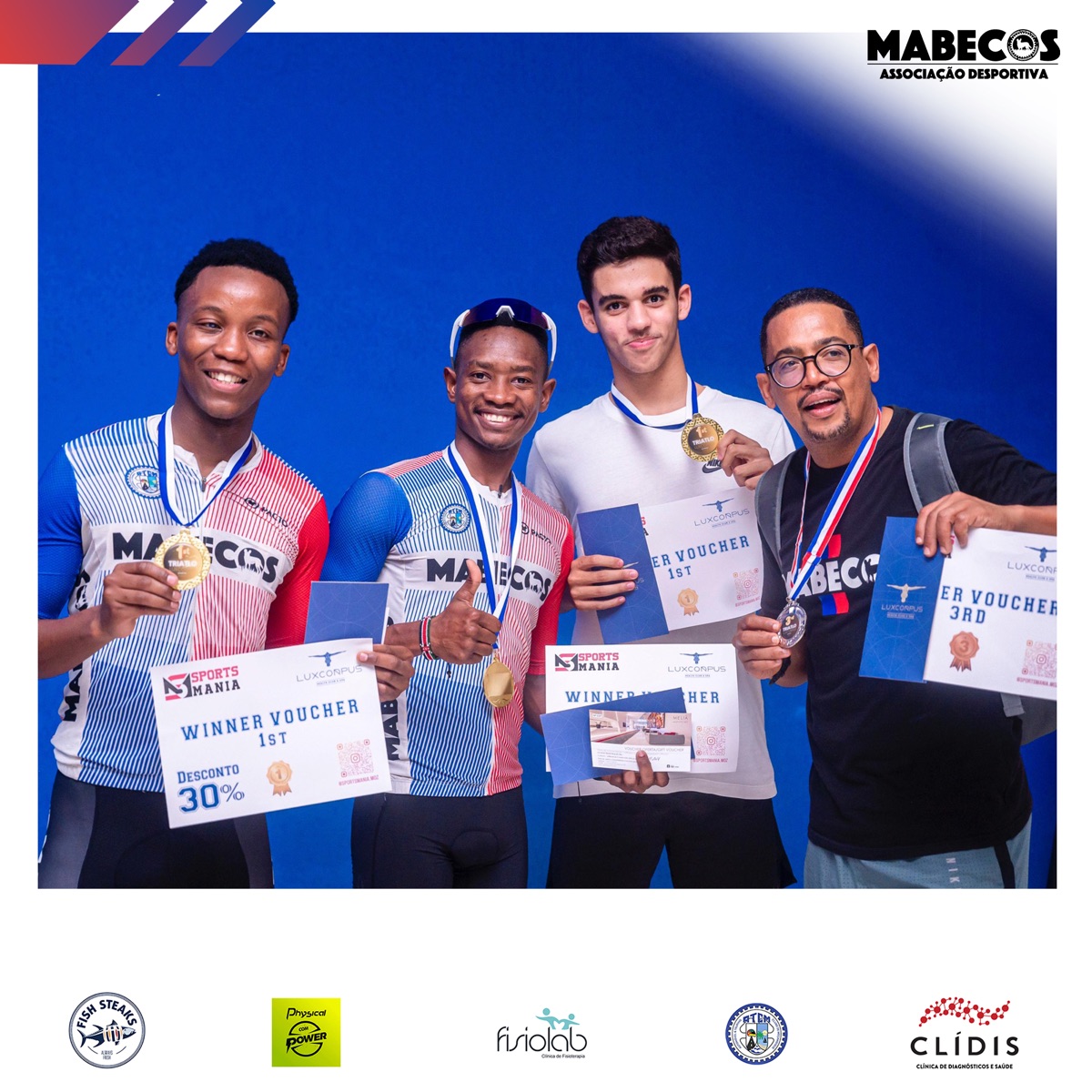 Jovens no pódio com certificados