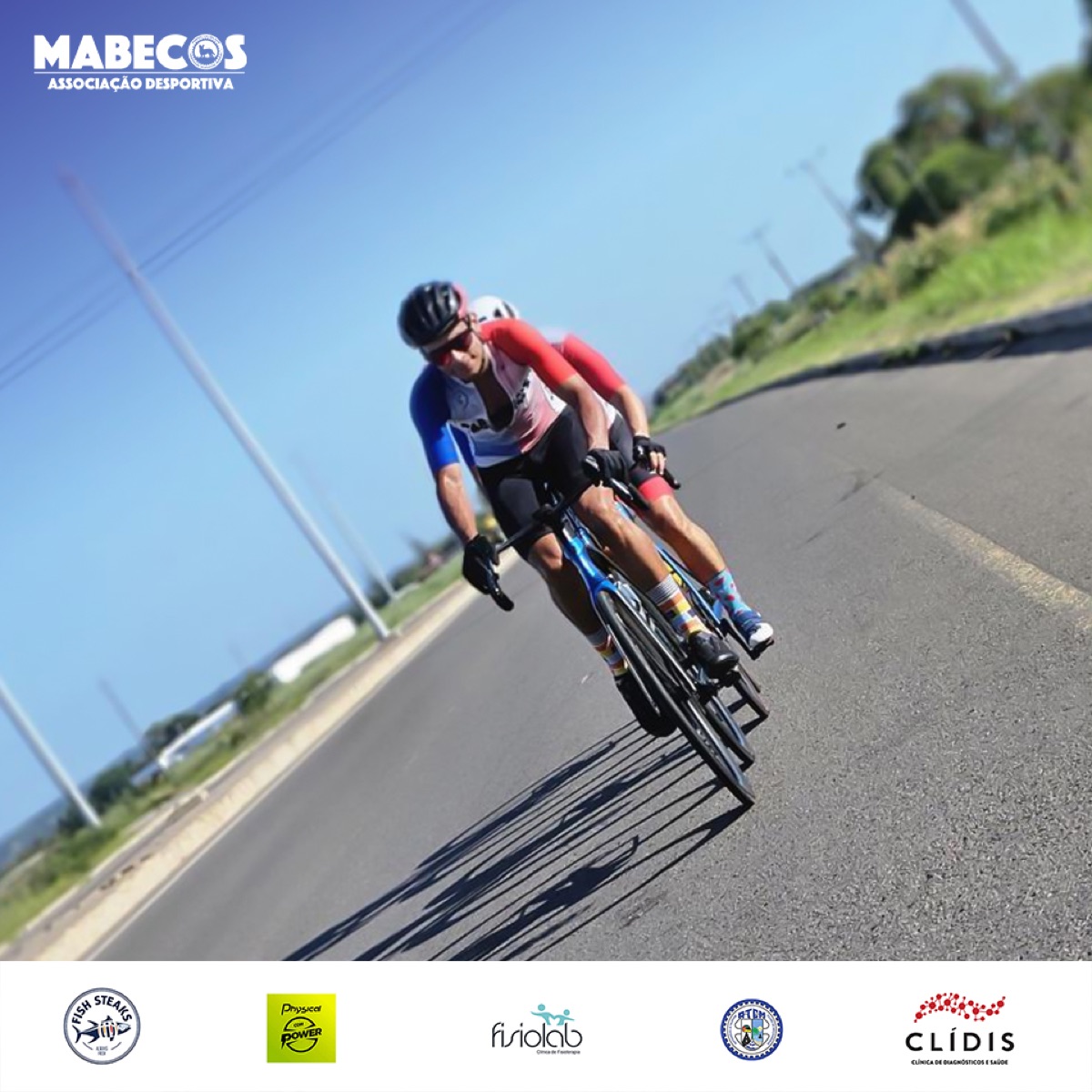 Atleta em curva na estrada