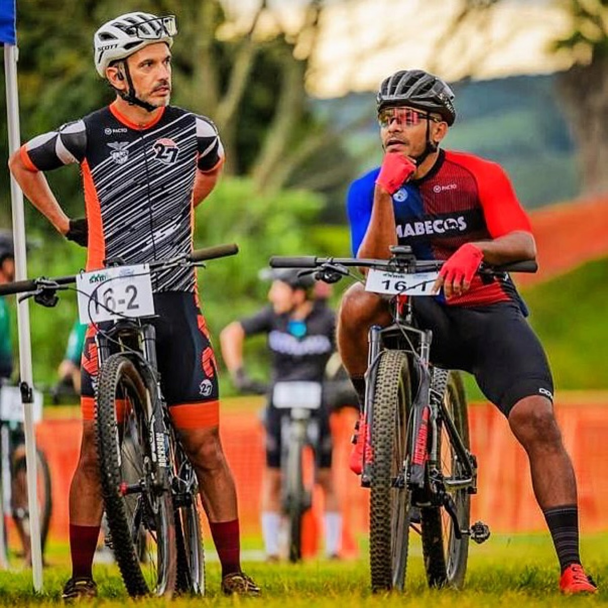 Dupla antes da prova de MTB