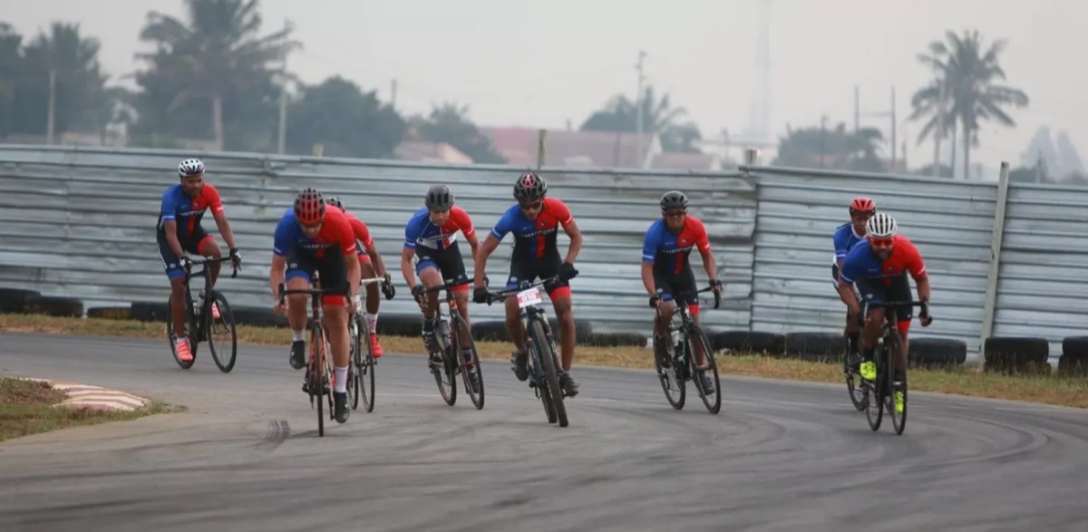 Pelotão no autódromo