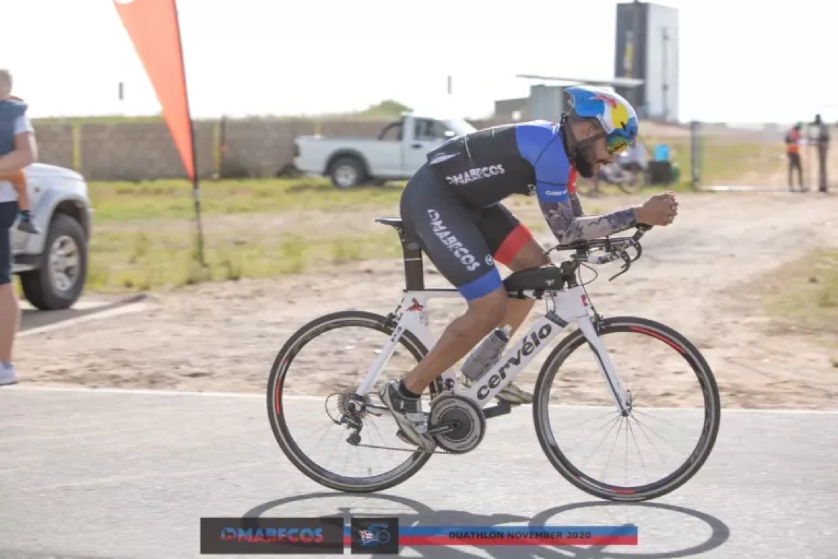Atleta em bicicleta de contra-relógio