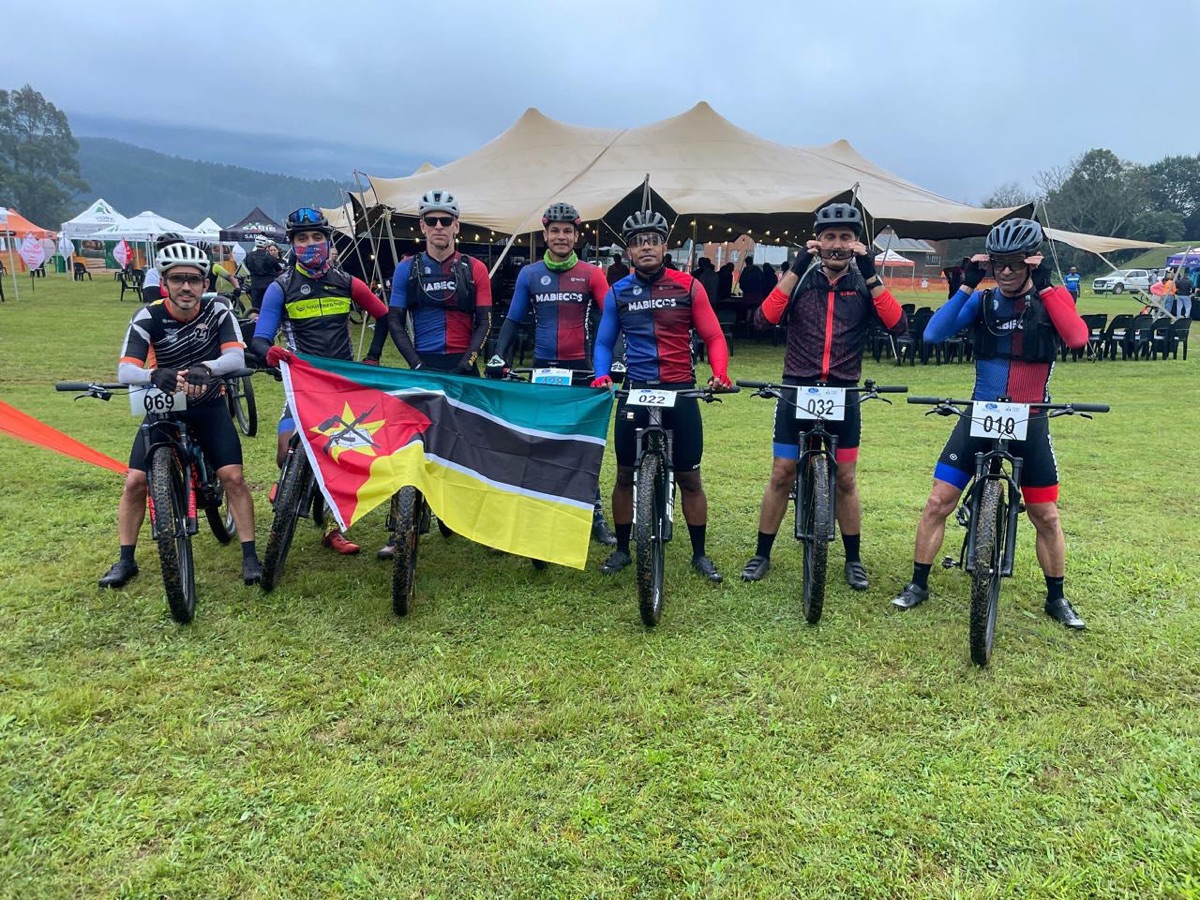 Equipa de MTB com a bandeira de Moçambique