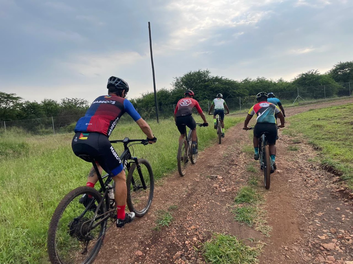 MTB em trilho, de costas