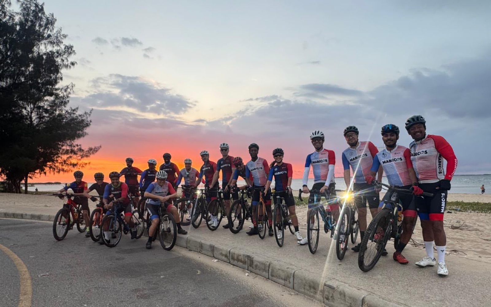 Equipa Mabecos com as bicicletas ao pôr do sol na Marginal de Maputo