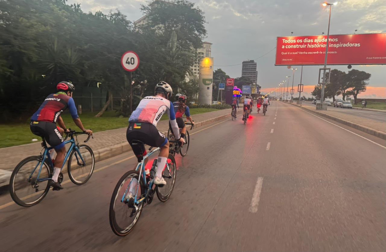 Pelotão Mabecos a rolar ao amanhecer numa avenida de Maputo